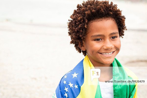 Junge mit brasilianischer Flagge am Strand von Ipanema Rio De Janeiro Brasilien