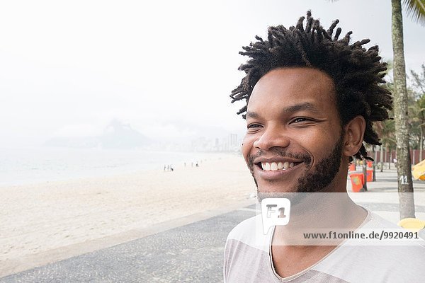 Porträt eines erwachsenen Mannes am Strand von Ipanema  Rio De Janeiro  Brasilien