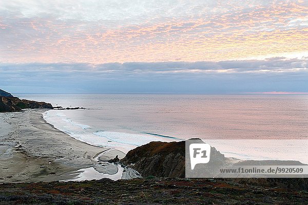 Blick auf den Strand bei Sonnenuntergang  Big Sur  Kalifornien  USA