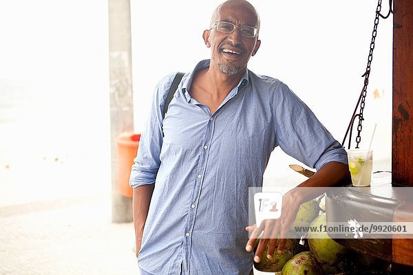 Porträt eines reifen Mannes an der Bar am Strand von Ipanema Rio De Janeiro Brasilien