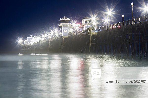 Beleuchteter Pier  bei Nacht  Kalifornien  USA