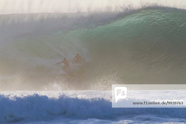 Zwei Surfer auf Welle  Hawaii