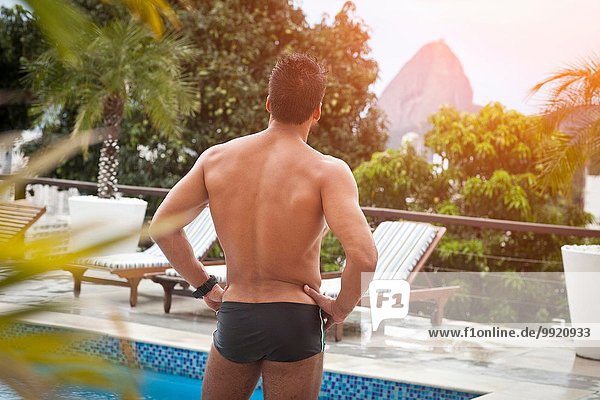 Mann am Pool  Zuckerhut im Hintergrund  RIo  Brasilien