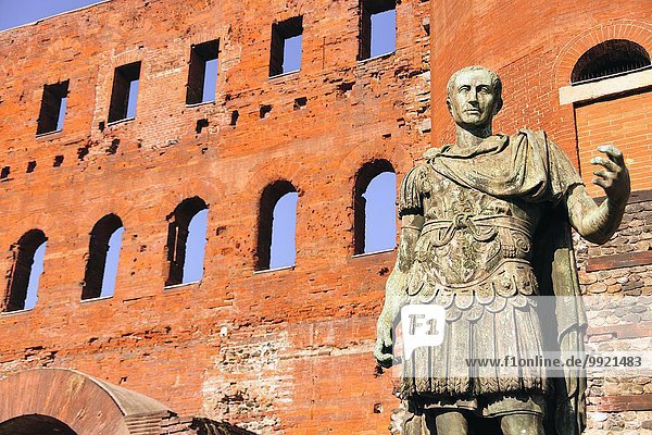 Antike römische Bronzestatue des Kaisers Augustus  Porte Palatine Stadttor  Turin  Piemont  Italien