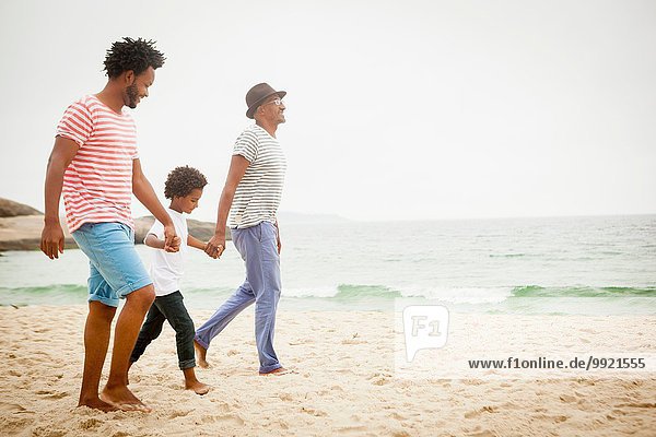 Drei Generationen Familie genießen Strand Rio de Janeiro Brasilien