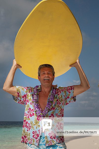 Senior Mann mit Surfbrett,  Portrait