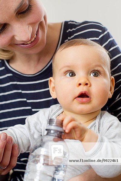 Mutter hält Baby Mädchen