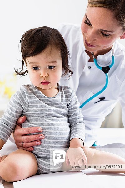 Kinderarzt bei der Beurteilung des Babyjungen