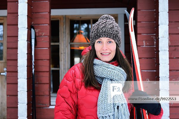 Porträt einer jungen Skifahrerin  Posio  Lappland  Finnland