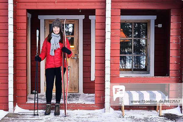 Portrait einer jungen Skifahrerin auf der Veranda  Posio  Lappland  Finnland