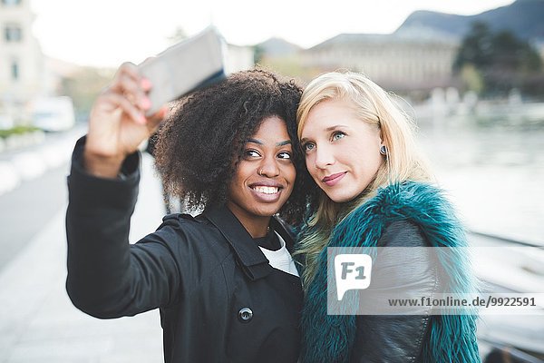 Zwei junge Frauen posieren für Smartphone Selfie am Comer See  Comer See  Italien