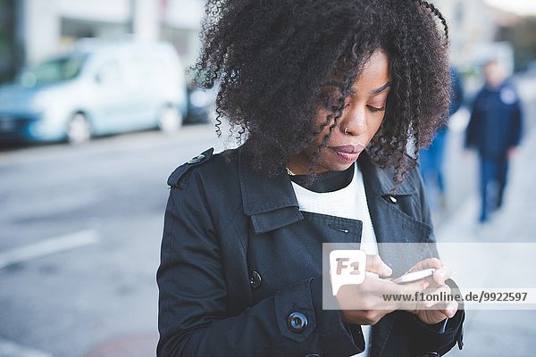 Junge Frau SMS auf Smartphone  Comer See  Comer See  Italien