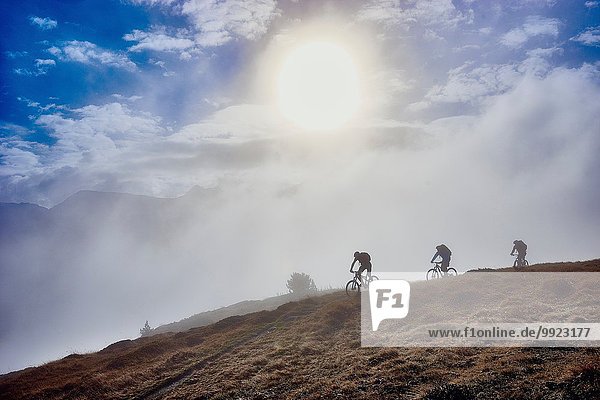 Drei Personen Mountainbike  Wallis  Schweiz