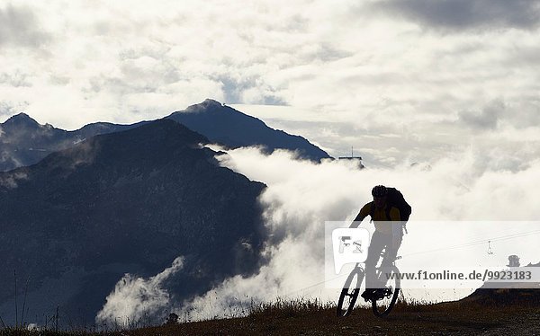 Mountainbiker in den Bergen  Wallis  Schweiz