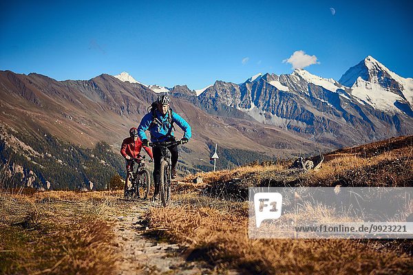 Mountainbiker auf Schotterpiste  Wallis  Schweiz