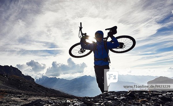 Mountainbiker mit Fahrrad  Wallis  Schweiz