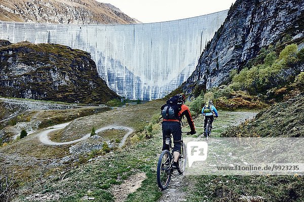 Mountainbiker beim Staudamm  Wallis  Schweiz