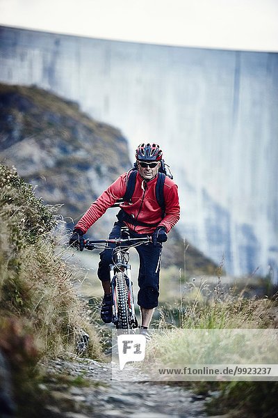 Mountainbiker auf Schotterpiste  Wallis  Schweiz