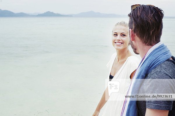 Junges Paar beim Strandspaziergang  Kradan  Thailand