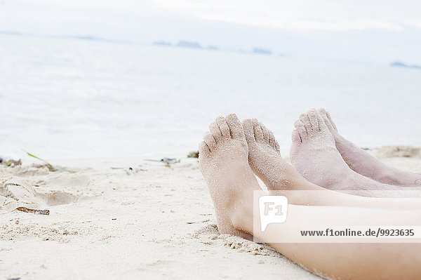 Junge Paare Beine am Strand  Kradan  Thailand