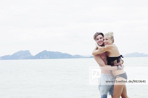 Junge Paare umarmen sich am Strand  Kradan  Thailand