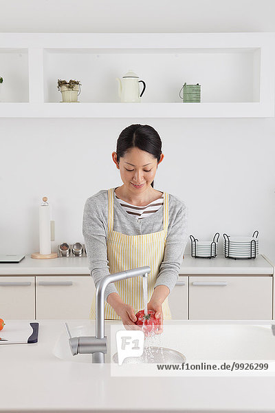 Frau waschen offen Küche Tomate