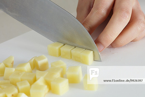 Frau schneiden Messer Küche Close-up Kartoffel