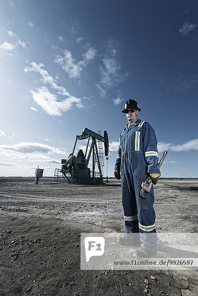 Mann offen Hut Boden Fußboden Fußböden Blaumann Arbeitsanzug Aufguss hart Öl Pumpe