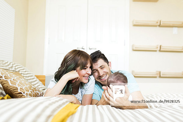 Fröhlichkeit Junge - Person Menschliche Eltern Bett Baby spielen