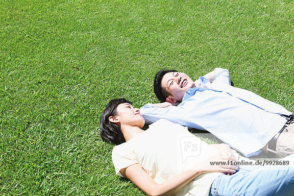 liegend liegen liegt liegendes liegender liegende daliegen Fröhlichkeit Gras japanisch