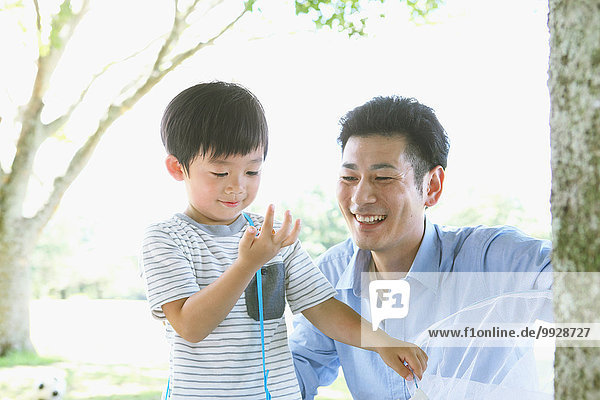 Fröhlichkeit Menschlicher Vater Sohn fangen Großstadt Insekt japanisch