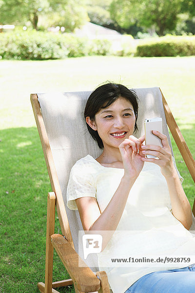 Frau Stuhl Großstadt Terrasse japanisch Smartphone