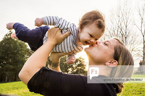 Außenaufnahme Europäer küssen Mädchen Mutter - Mensch Baby freie Natur