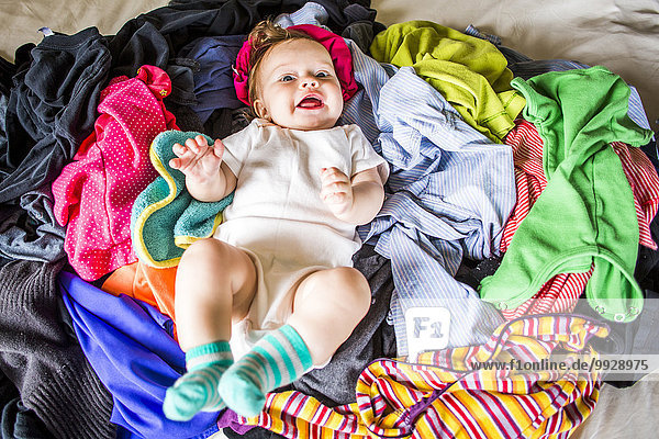 Haufen liegend liegen liegt liegendes liegender liegende daliegen Europäer Mädchen Wäsche Baby