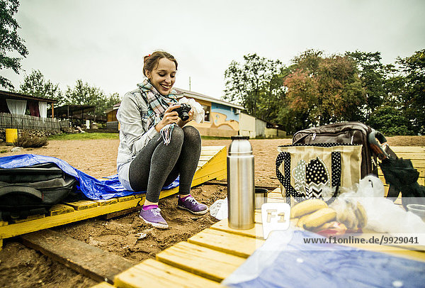 Europäer Frau Fotografie Picknick Bewunderung