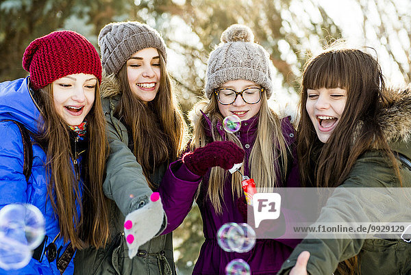 Außenaufnahme Europäer Winter blasen bläst blasend Blase Mädchen freie Natur