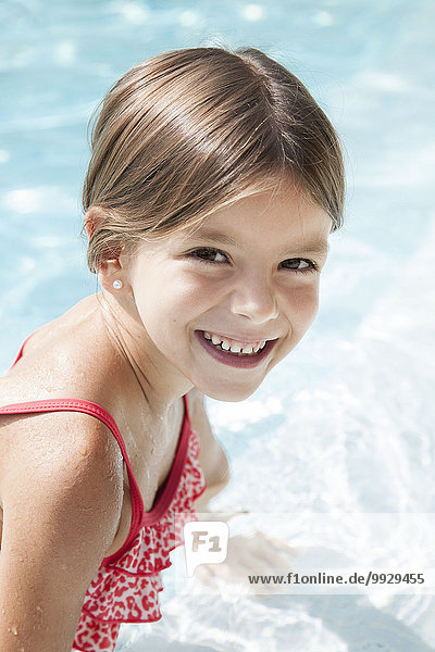 Mädchen im Schwimmbad  fröhlich lächelnd  Portrait