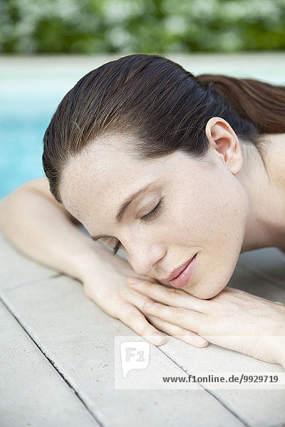 Junge Frau liegend  Sonnenbaden mit geschlossenen Augen  beschnitten