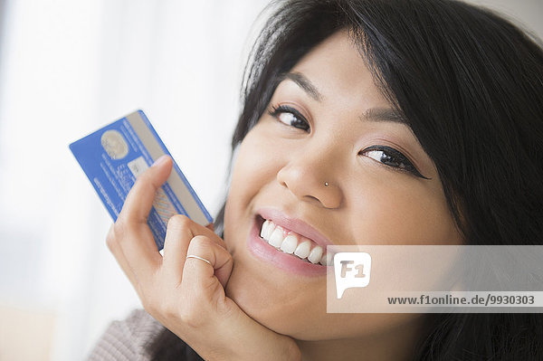 Frau lächeln halten Kredit Pazifischer Ozean Pazifik Stiller Ozean Großer Ozean Kreditkarte Karte