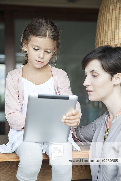 Mutter und Tochter mit digitalem Tablett