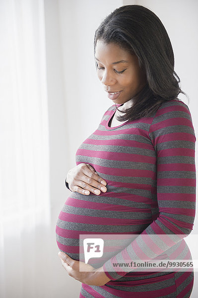 Frau Bewunderung schwarz Schwangerschaft
