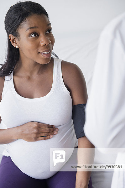 Frau Prüfung Arzt schwarz Schwangerschaft Blutdruckmesser