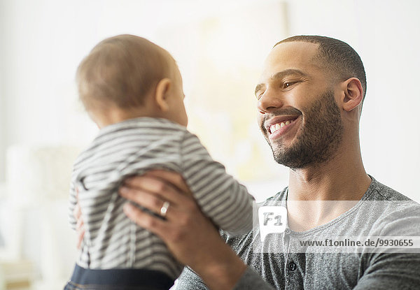 lächeln Menschlicher Vater Sohn halten Baby