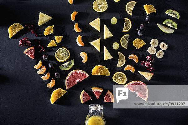 Frucht über arrangieren Saft Flasche aufgeschnitten
