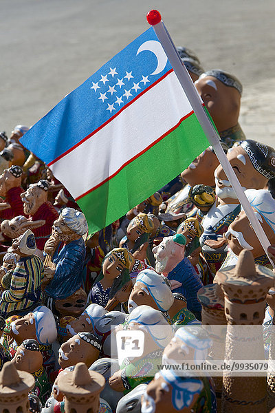 Nationalflagge Hochformat Außenaufnahme Tag Skulptur niemand Figur Fahne Reklameschild Asien Buchara Zentralasien Seidenstraße Usbekistan