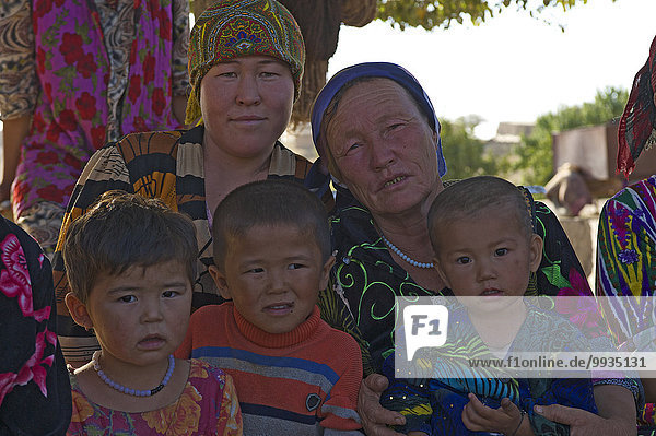 Außenaufnahme Frau Mensch Tag Menschen Junge - Person Kind Asien Zentralasien Seidenstraße Usbekistan