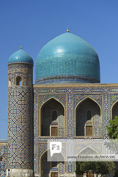 Hochformat Außenaufnahme Sehenswürdigkeit bauen Tag Gebäude Architektur Religion Islam Asien Zentralasien Koranschule Samarkand Seidenstraße Usbekistan