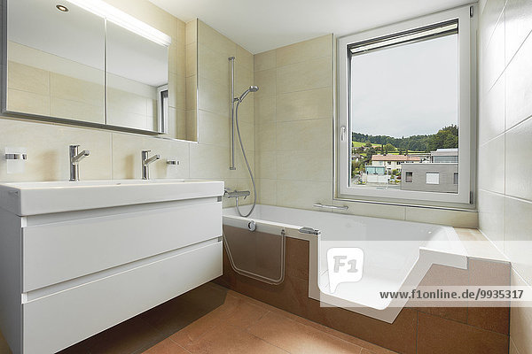 Wohnhaus Badezimmer Toilette Dusche weiß Architektur Apartment Schweiz Waschmaschine