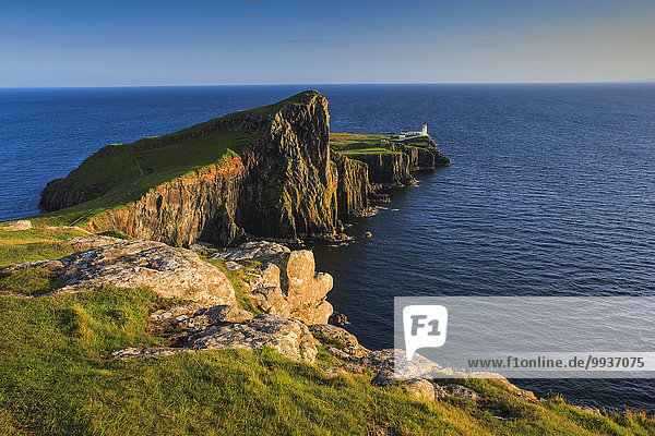 Felsbrocken Panorama Landschaftlich schön landschaftlich reizvoll Wasser Europa Stein Sommer Großbritannien Landschaft Steilküste Küste Natur Leuchtturm Insel Highlands Sonnenlicht Isle of Skye Schottland schottisch Skye schottische Highlands