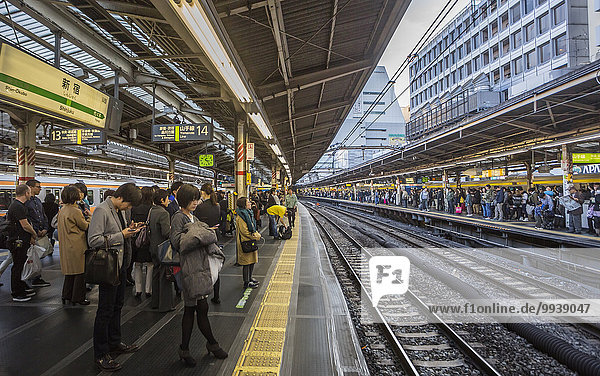 JR  Japan  Asia  Shinjuku  Station  Tokyo  commute  communication  long  people  platform  railroad  train  transport  travel  waiting